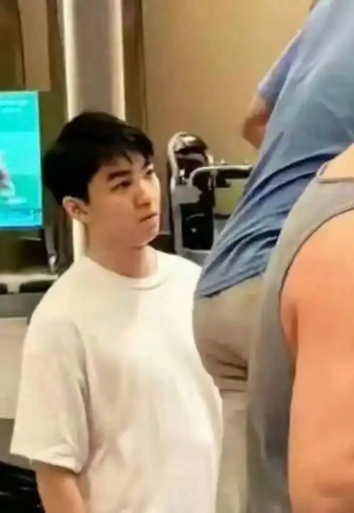 而王俊凯粉丝表示被搬运的照片,是经过恶意p图的了.