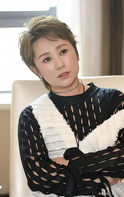 马丽长发造型好温柔