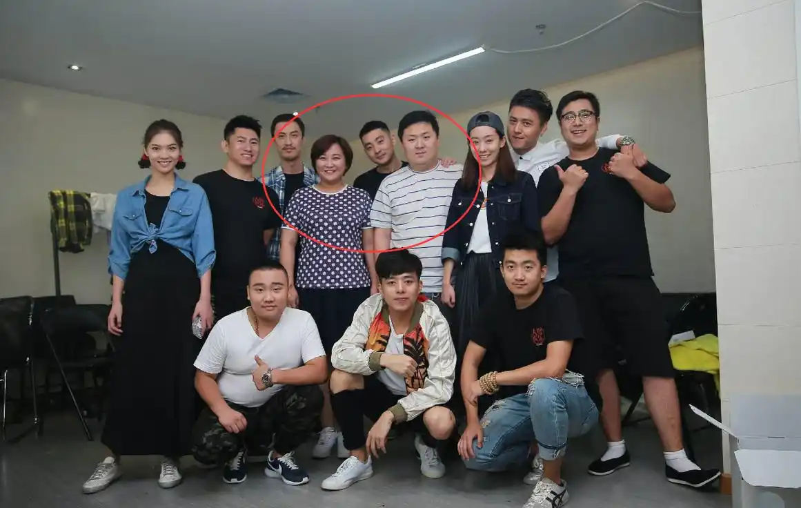 原创贾玲隐藏多年小6岁老公近照,两人太有夫妻相,生活甜蜜太惹羡慕!