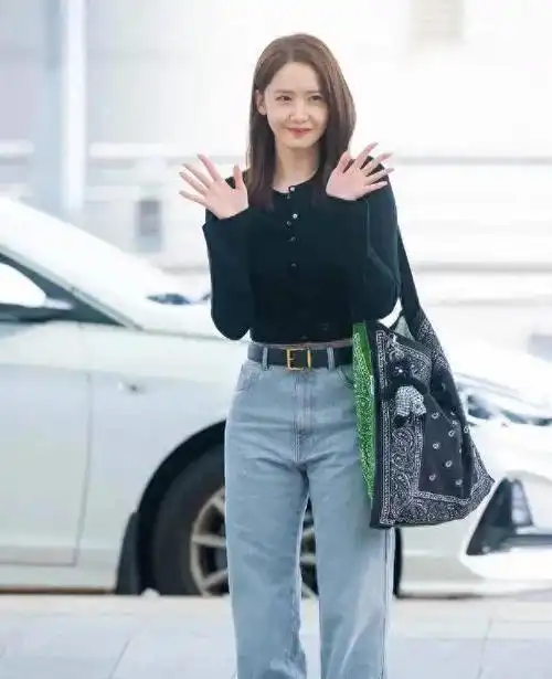 林允儿太美貌了短t恤牛仔裤被她驾驭的很帅气不需精修的美貌