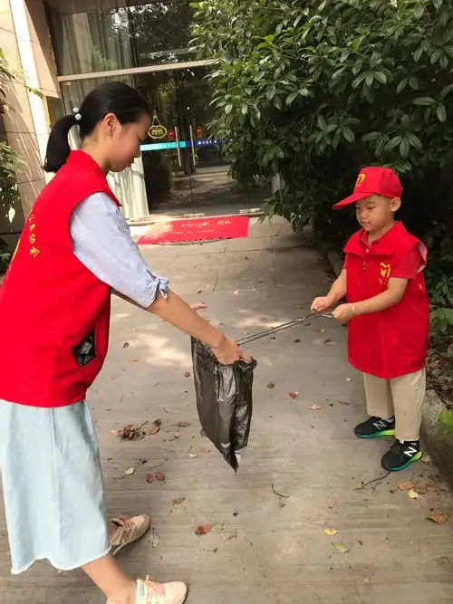 帮助他人 快乐自己——110班 李旭濠