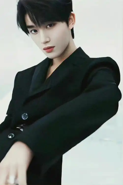 丁程鑫黑色西装随拍##丁程鑫黑西装随拍两宫格