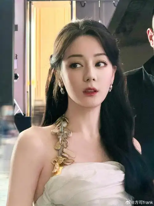 迪丽热巴超话今日份热巴7015半亩花田95  #美丽觉醒计划#  发型