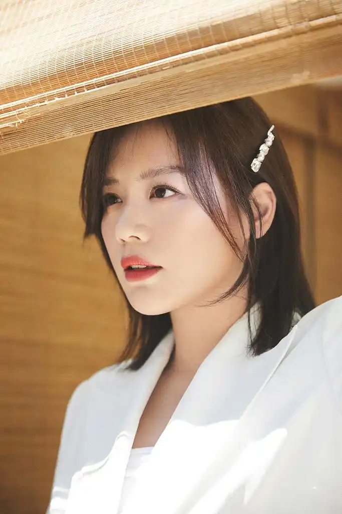 2021年5月30日讯,马思纯拍摄的一组写真曝光,她身穿简洁西服裙,盯发