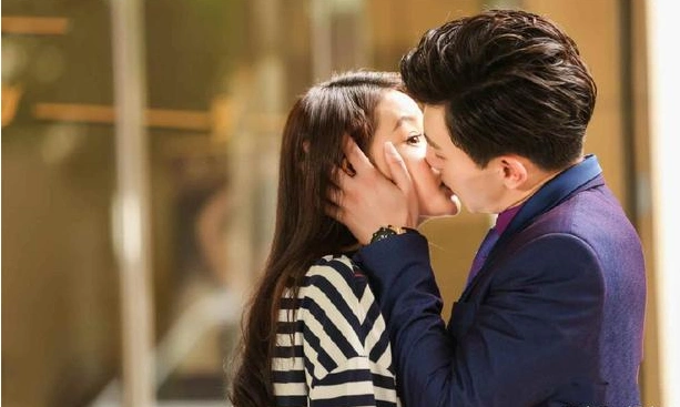 邓伦与4个女星的亲吻照,图2被亲变形,图3是邓伦的荧幕初吻!