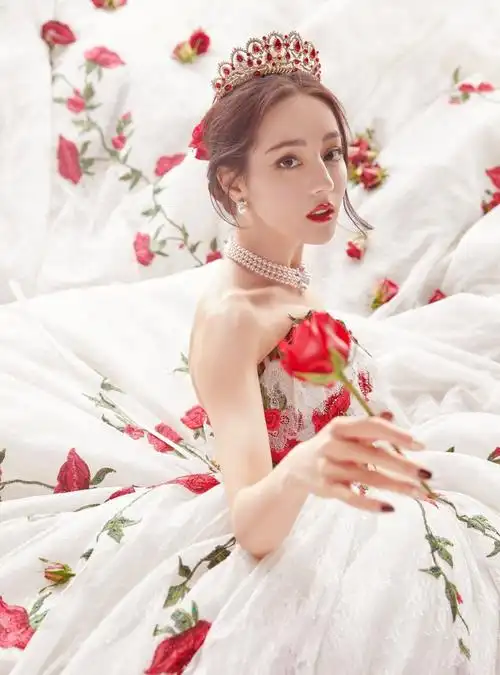 而迪丽热巴一出现就上了热搜,身穿玫瑰婚纱,头顶皇冠抢占了所
