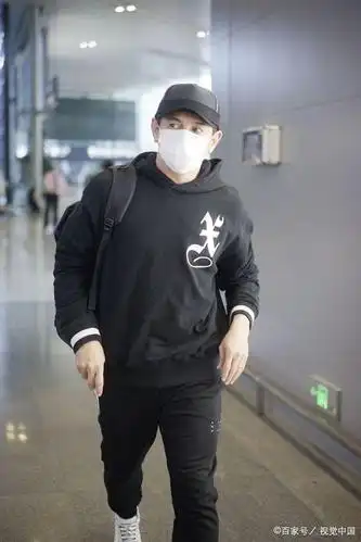 吴奇隆背大包赶路对镜挥手超亲和戴帽黑白配look低调满分