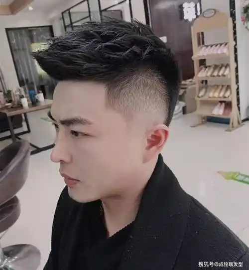 的男生短发,两边剪短中间打薄,精干利落又阳光帅气_发型_效果_头发