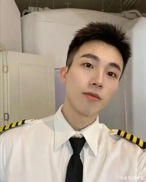 青春活力,阳光有气质的00后空少,184大长腿男生,网友:太帅了