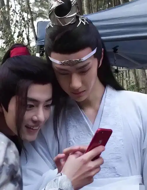 把32岁肖战跟26岁王一博放一起对比我才明白什么叫顶级骨相