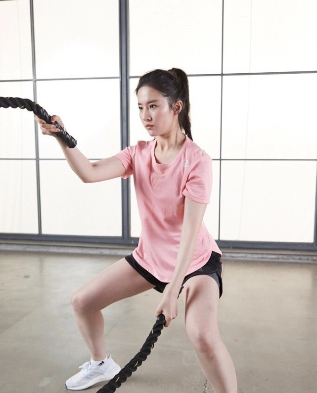 原来刘亦菲也有不完美的地方,当她蹲下的那刻,缺点却暴露了