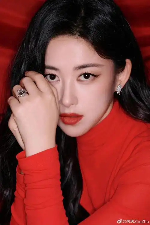 星解读|朱珠:话剧综艺多方突围,她为演员之路争取了更多筹码