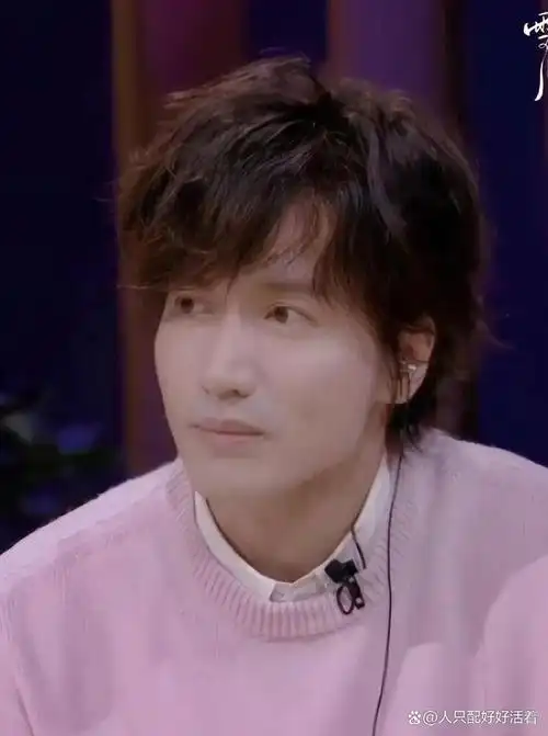 言承旭近照简直逆龄生长,46岁穿粉色毛衣秒变十八小伙