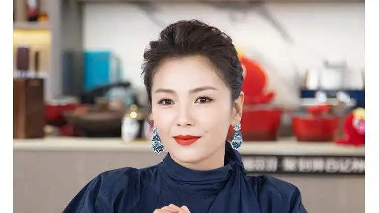 42岁刘涛晒婚纱照,腰围瘦到快比脸小,白纱却意外暴露肤色黑?