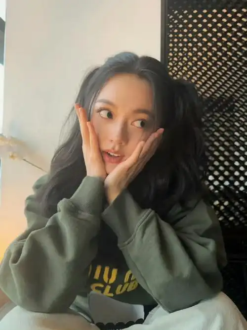 赵今麦捧脸#    赵今麦捧脸照真的可爱亖我了!  生活碎片好丰富!