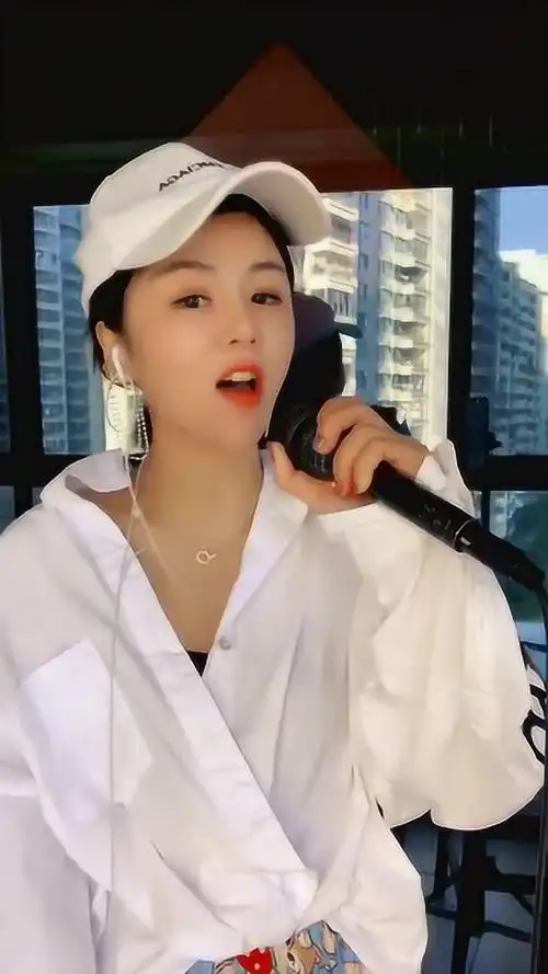 花姐演唱新作品《我的老朋友》,网友直呼:忍不住单曲循环!