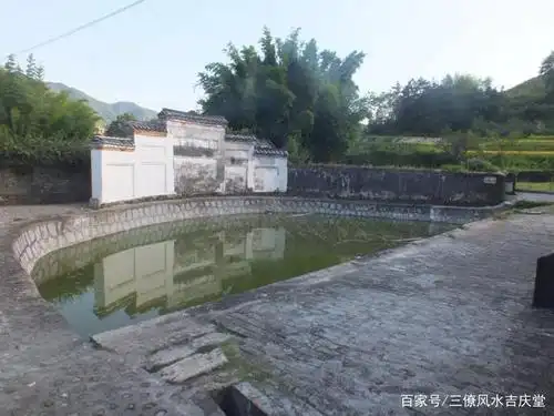 蛇形祠前的半月形池塘