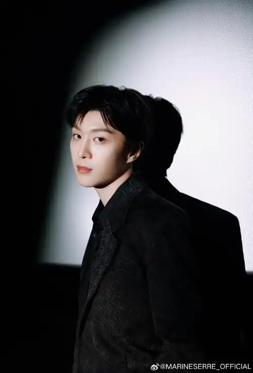 范丞丞adam0616身着marine serre 新月西装.