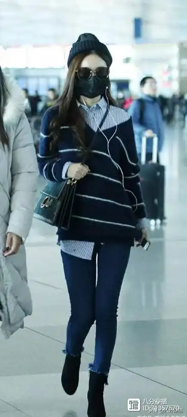 下半身可以随便搭配一条牛仔裤,就比如下面这种紧身牛仔裤,穿在赵丽颖