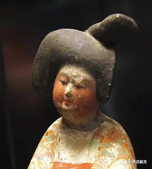 堕马髻彩绘女俑,唐代,西安博物院藏
