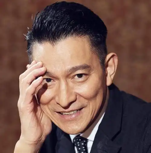 华天王在《流浪地球2》上为天王庆祝生日,还放出了一张刘德华的照片