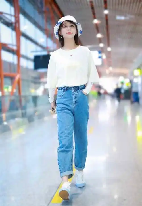 杨紫私服真接地气白色t恤配牛仔裤走机场气质出众真洋气