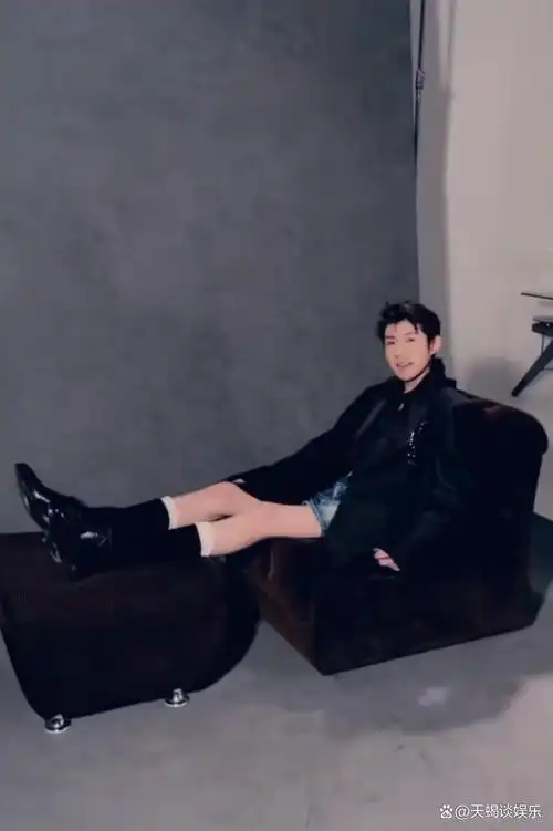 王源牛仔短裤拍摄花絮曝光,幽默调侃引粉丝热议!