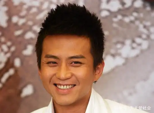 邓超笑起来也是非常好看的.