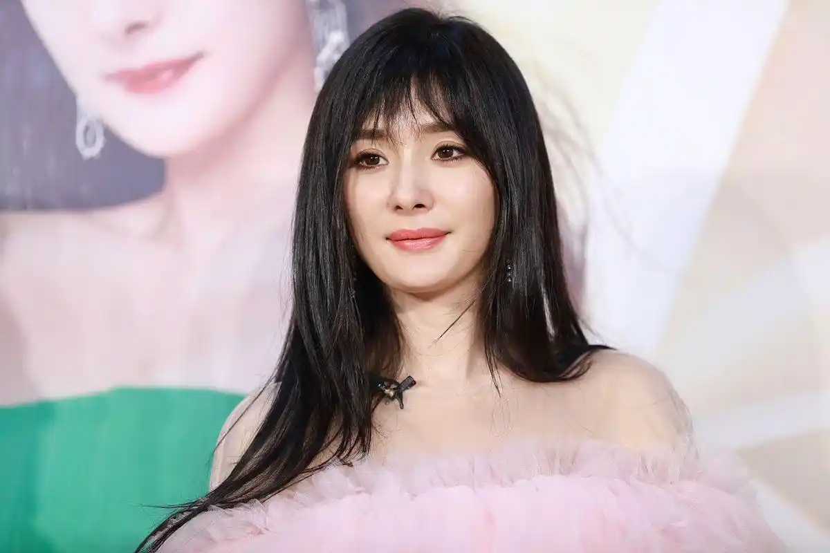 近日,杨幂的空气刘海搭配粉色裙子遭到了网友的疯狂吐槽.