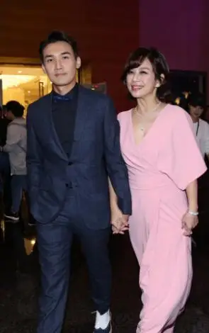 陈松伶被小8岁老公称"松公主" 两人甜蜜似小情侣