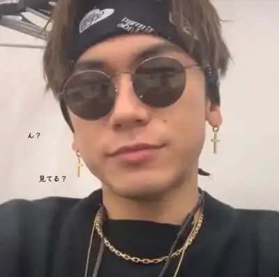 女生头像歪头笑