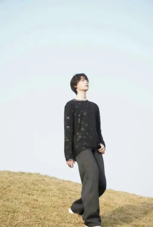 黑色高级感上衣,绝美侧颜惊艳时光__财经头条