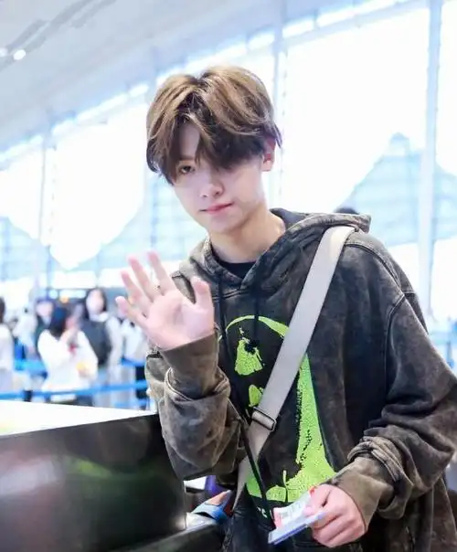 嘟嘴萌态惹人爱,justin黄明昊舒适清新装扮演绎奶派帅哥