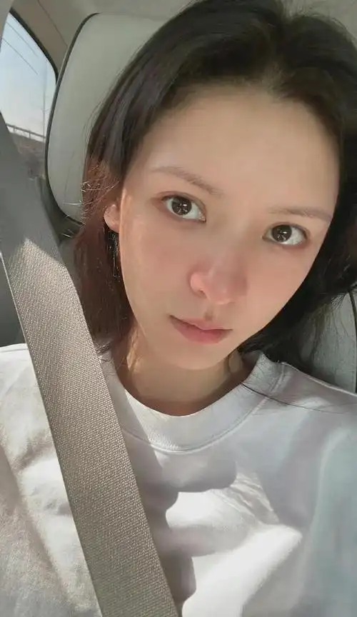 张予曦素颜合集底子很好啊除了皮肤有点偏黄素颜也漂亮