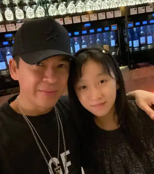 郭政鸿与女儿现身闹市,开豪车显阔气,内地发展4年已攒钱买豪宅_生活