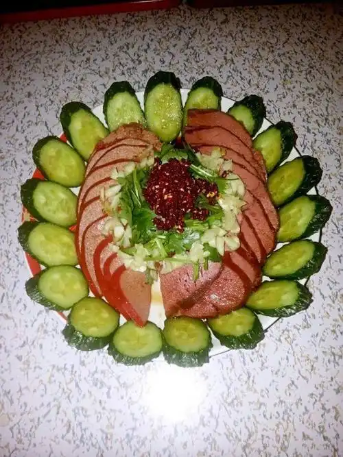 摆盘好看的菜图片转动炒锅让上层蛋液扩散于凝