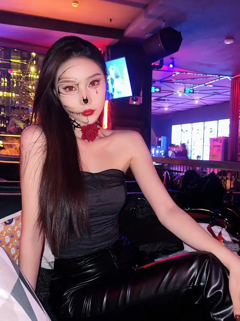 这个世界上 每个灵魂都半人半鬼 凑近了谁都没法看#万圣节 - 抖音