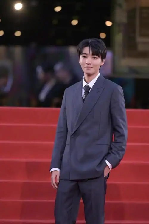 王俊凯亮相平遥开幕红毯##平遥国际电影展##王俊凯红毯全身镜头