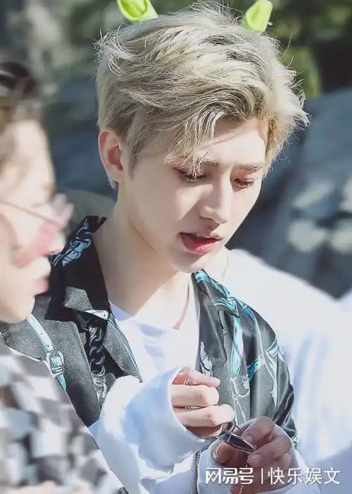 25岁蔡徐坤久居国外演出!吐槽女粉不了解自己:我是人,也有需求