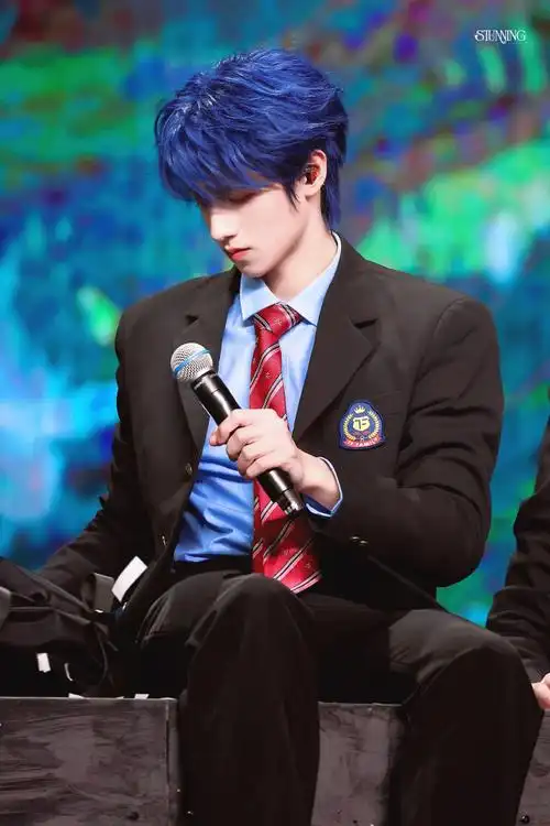 朱志鑫戴唇环##朱志鑫蓝发##朱志鑫大连演唱会黄海应援##今日星拍