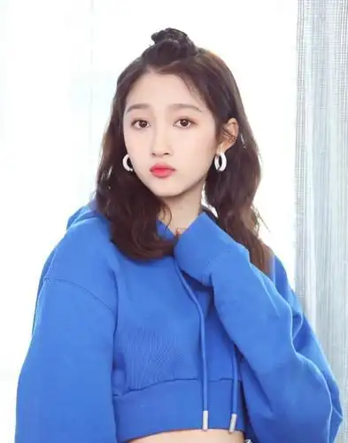 关晓彤蓝色露脐卫衣搭配棕色复古条纹短裙,可爱中透着妩媚