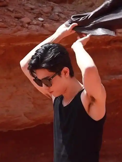 苏战超话#肖战1005生日快乐#狂舔肌肉线条和手臂的青筋和性感锁骨和