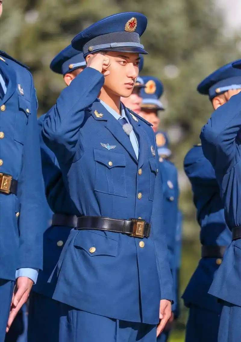 黄子韬是一个适合军装的汉子,背直板正,眉宇间也有军人的硬气,就问