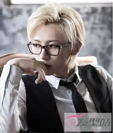 男生三七分短发发型简约中不乏帅酷洋气