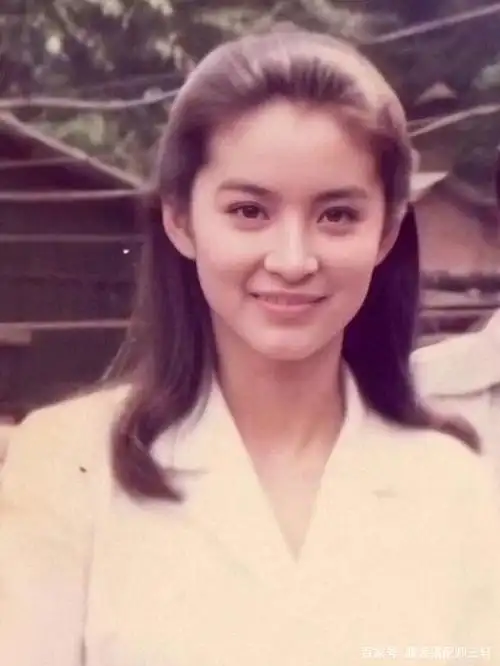 你见过这样的林青霞吗?笑起来明眸皓齿,不知秒杀了多少女星