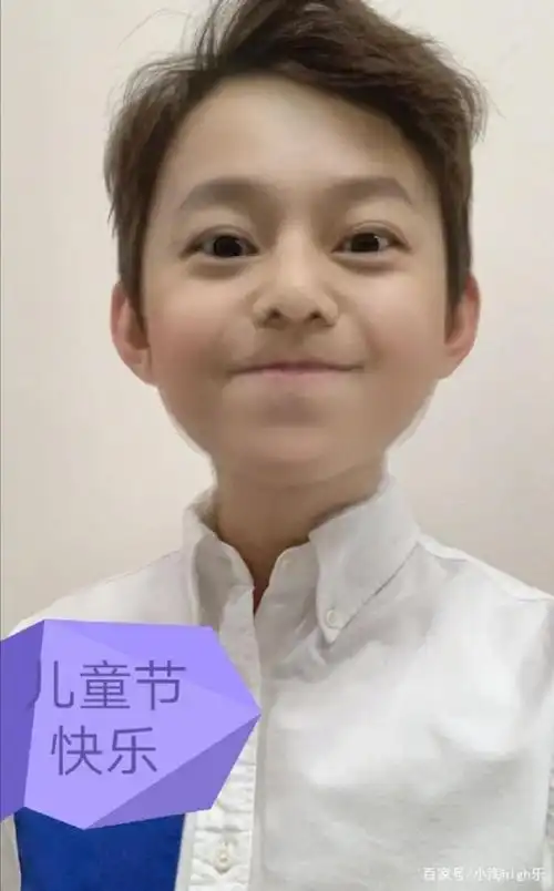 何炅儿童节发自拍照,网友:你确定这是本人?