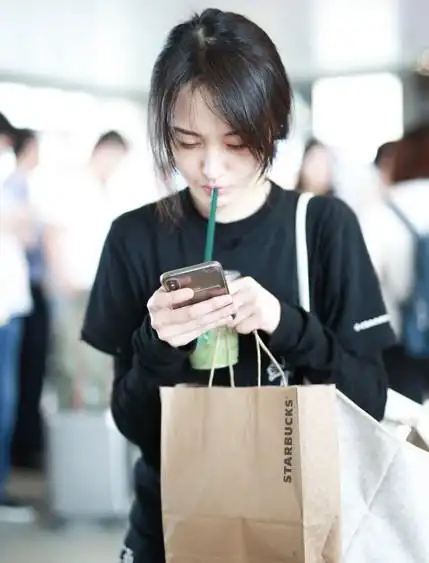 郑爽素颜现身机场 不施粉黛脸露痘印