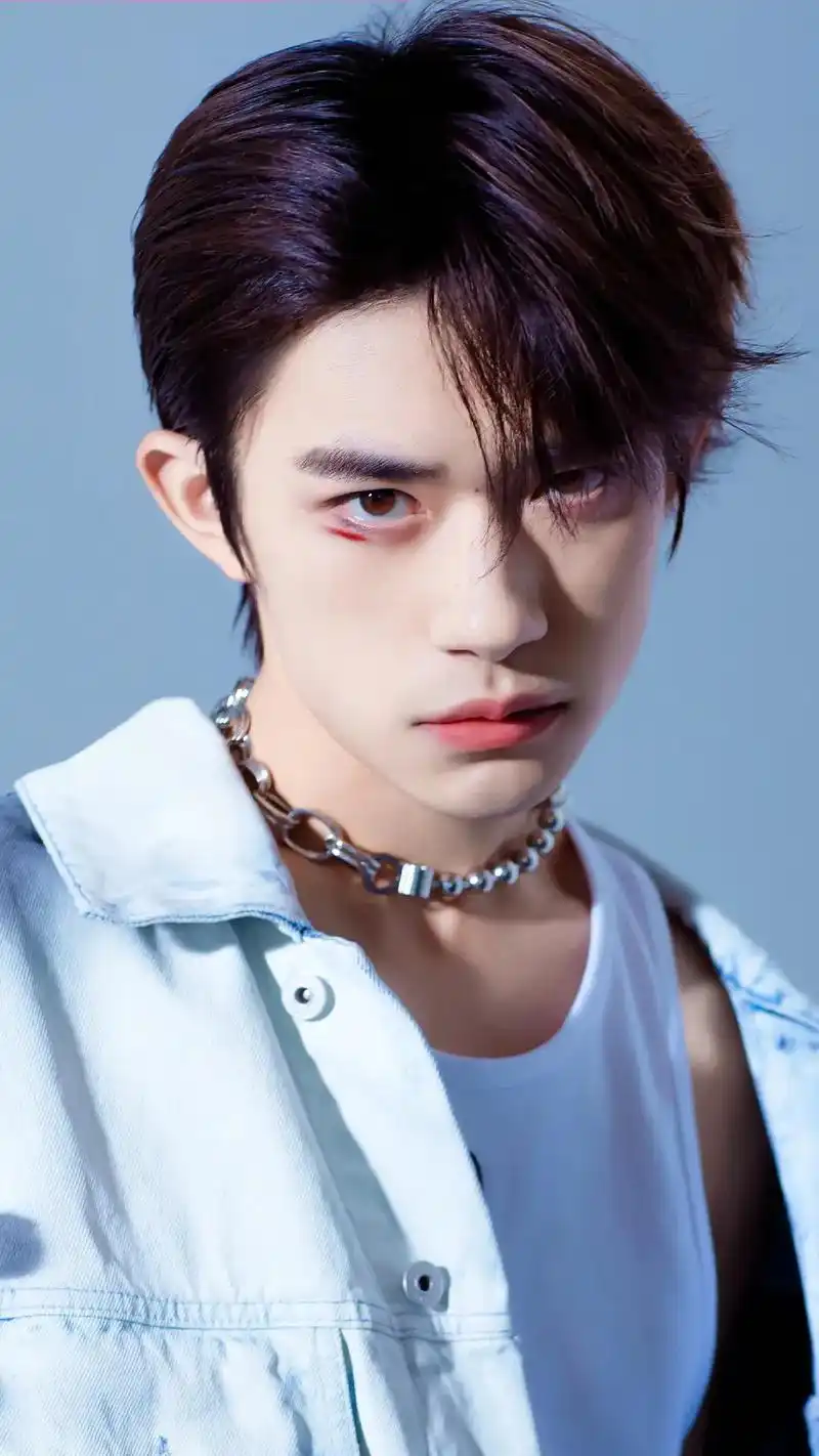 他逆光而来 配得上世间所有美好#易烊千玺#易烊千玺壁纸无水印 - 抖音