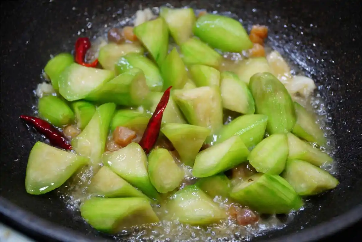 原来把丝瓜炒好这么简单妈妈用的老办法炒丝瓜碧绿爽滑不发黑
