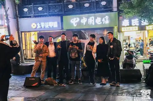 本来他只是一个人在街头唱歌,现在你去看,可能会看到有些闹腾的一群人